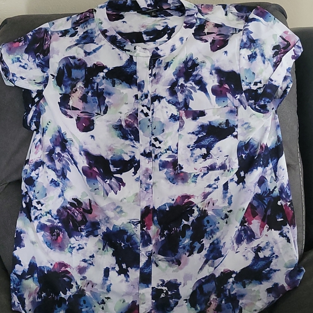 EUC. Beautiful colored Simply Vera blouse.